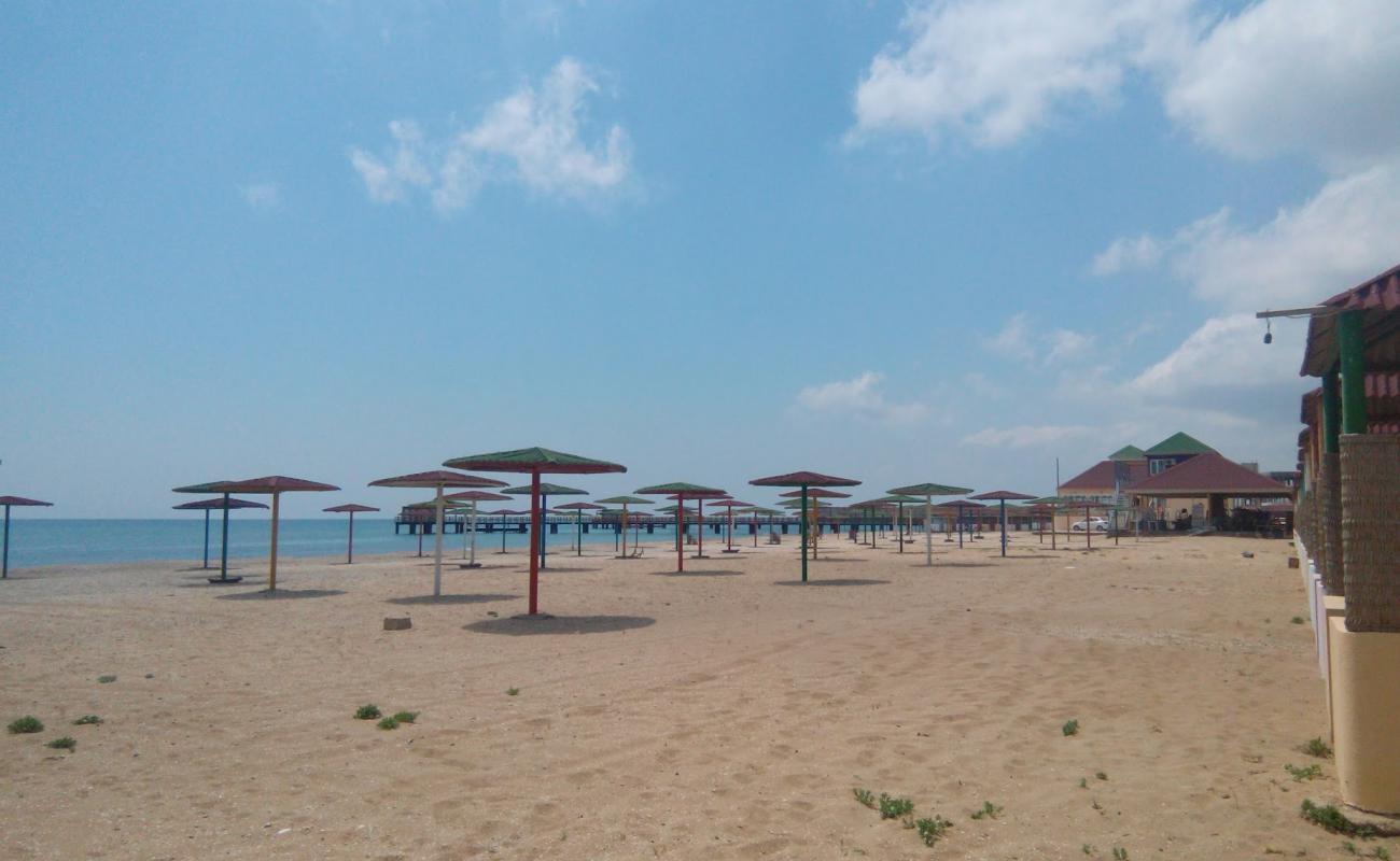 Photo de Golden Sand Beach avec sable coquillé beige de surface