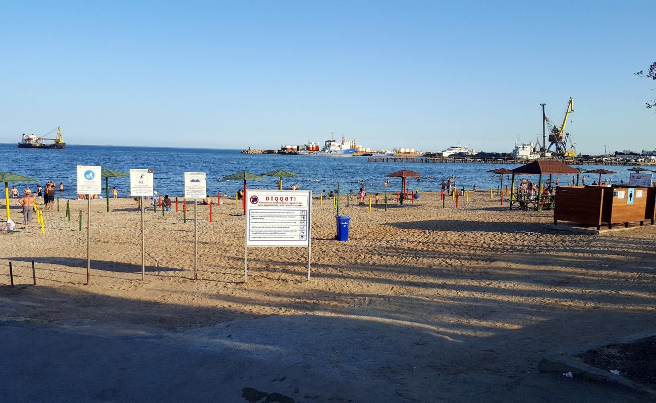 Photo de Bakhtiyar Aliyev Str. Beach avec sable lumineux de surface