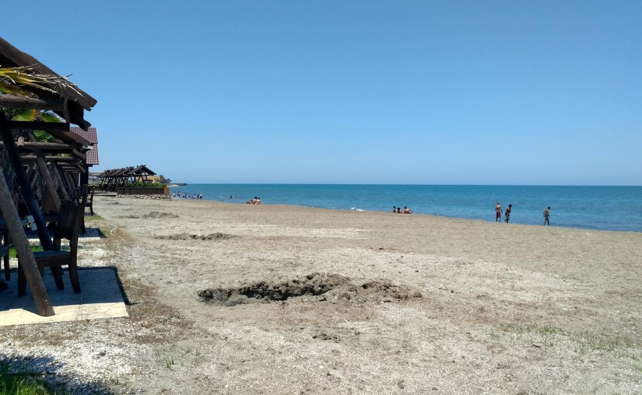 Photo de Astara Beach avec sable gris & galets de surface