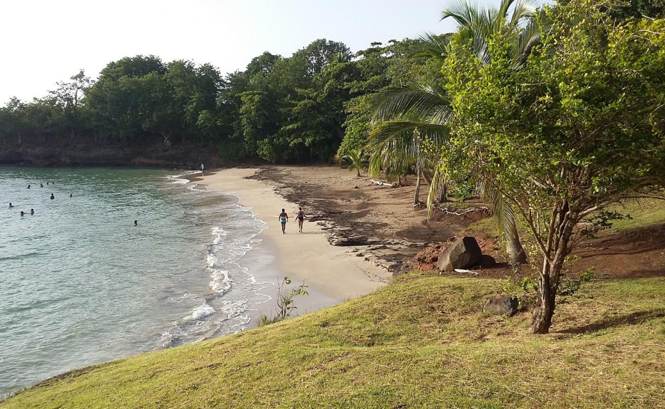 Photo de Plage Manbia avec sable fin marron de surface