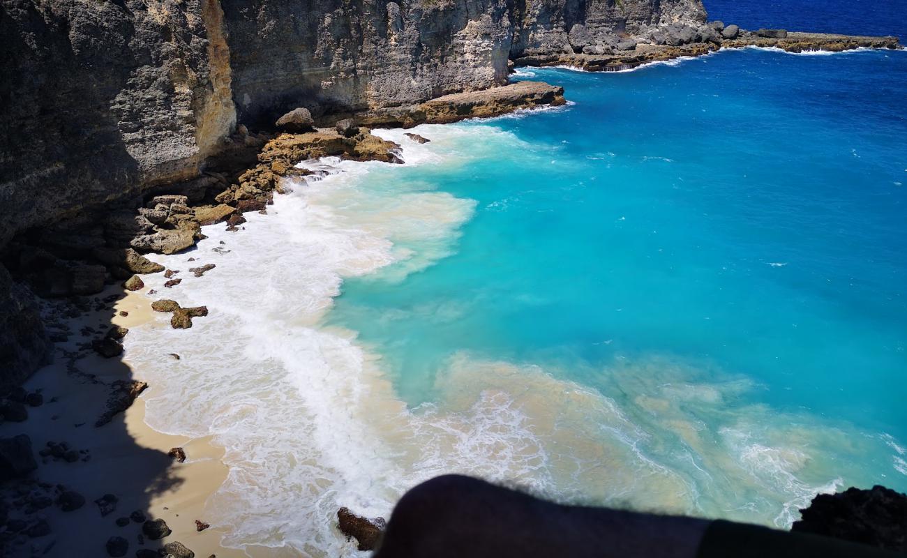 Photo de Anse a Tortue avec sable beige & pierres de surface