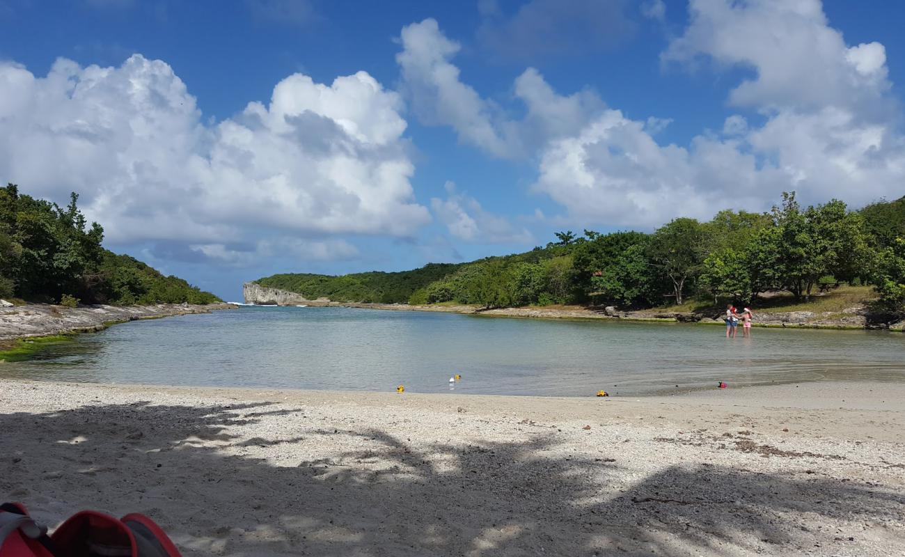 Photo de Plage de La Porte d'Enfer avec sable beige de surface