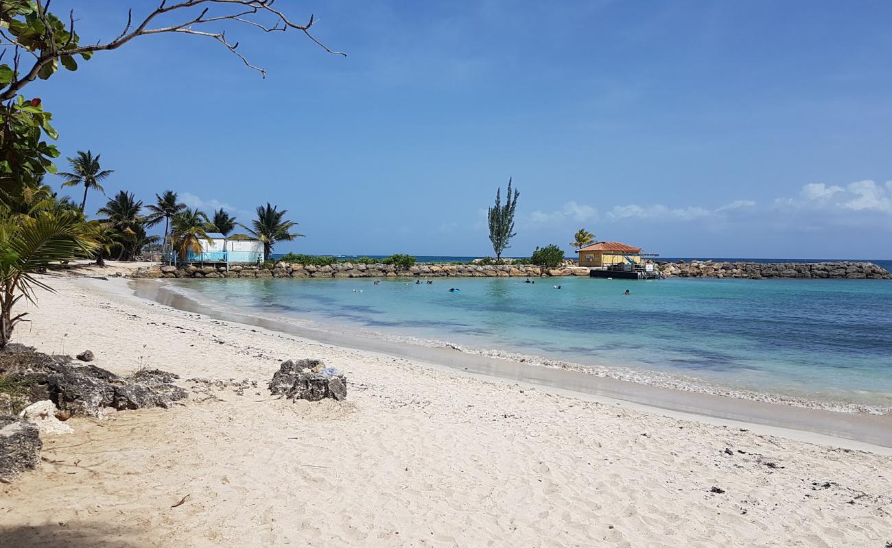 Photo de ARAWAK BEACH avec sable fin et lumineux de surface