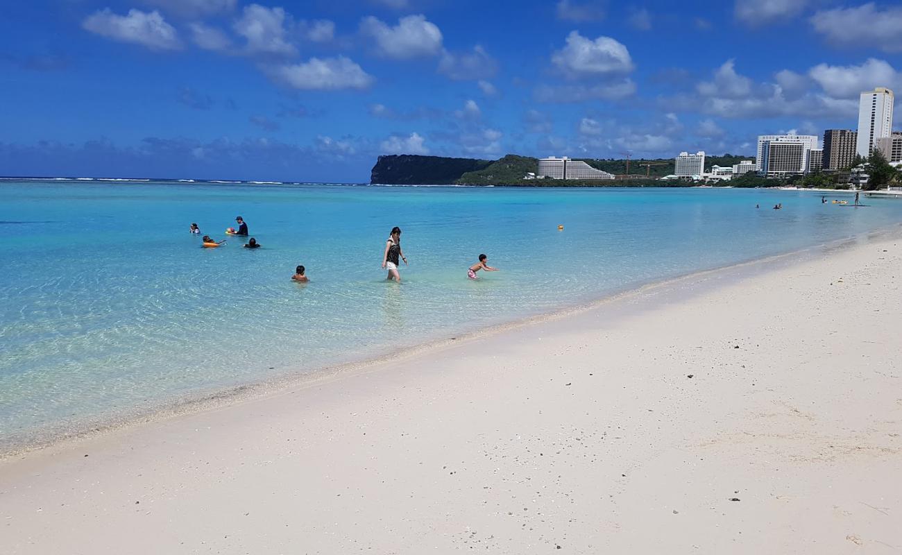 Photo de Matapang Beach Park avec sable fin blanc de surface