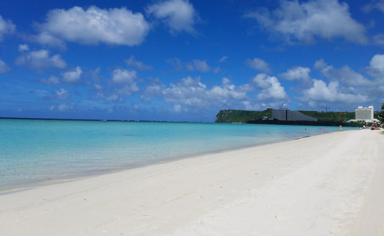 Photo de Fujita Beach avec sable fin blanc de surface