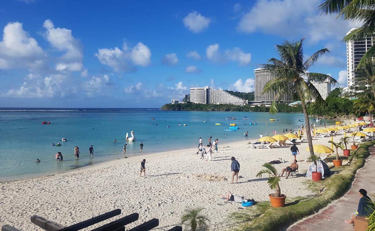 Photo de Plage de Tumon avec sable fin blanc de surface