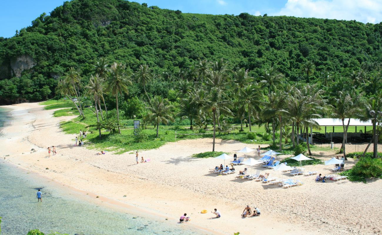 Photo de Gun Beach avec sable beige & pierres de surface