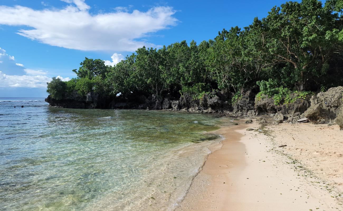 Photo de Tanguisson Beach avec sable brillant et rochers de surface