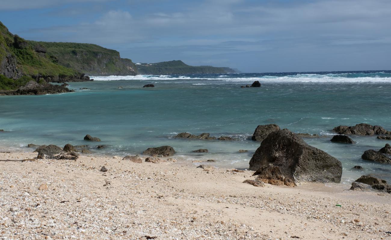 Photo de Taga'chang Beach avec sable brillant et rochers de surface