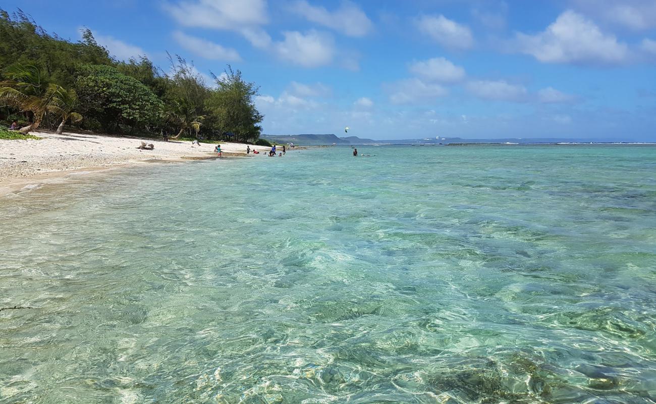 Photo de Ipan Beach avec sable clair avec caillou de surface