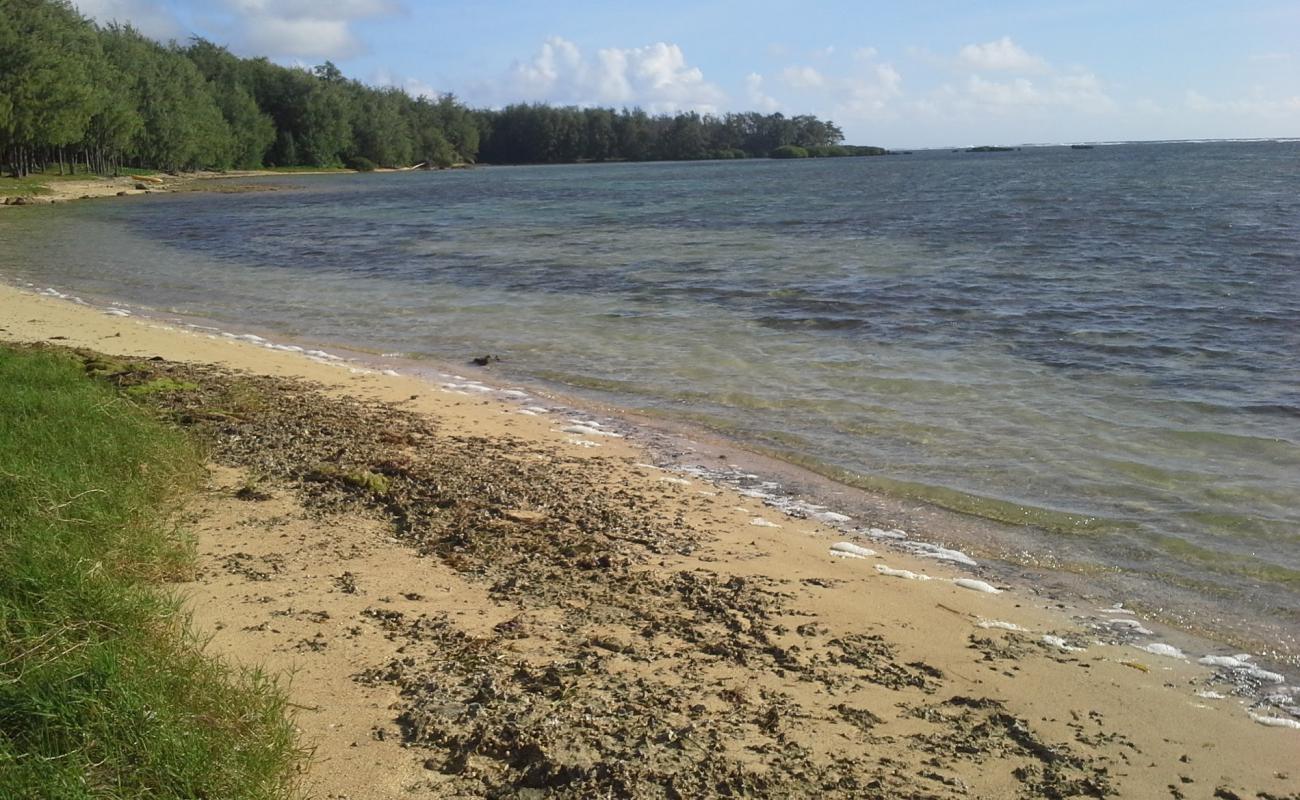 Photo de Inarajan Beach avec sable clair avec caillou de surface