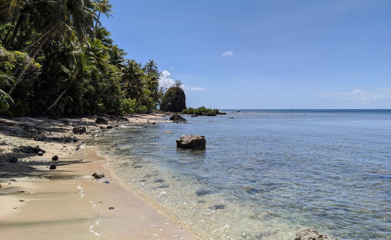 Photo de Sella Bay avec sable gris avec roches de surface