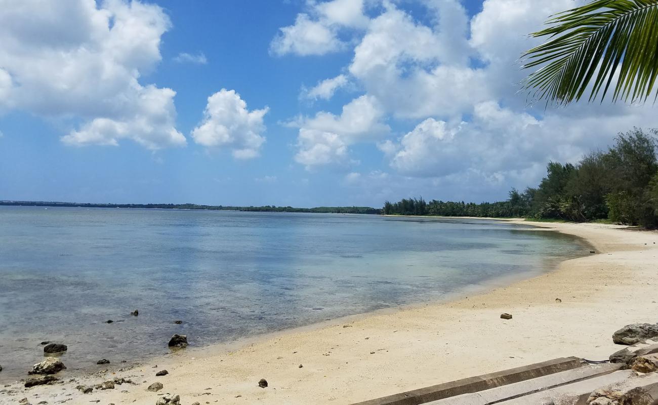 Photo de Salinas Beach avec sable clair avec caillou de surface