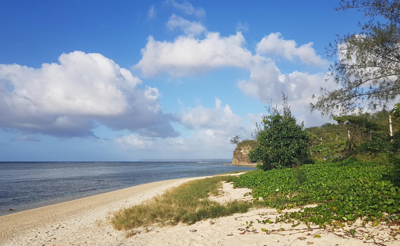 Photo de Asan Beach Park avec sable clair avec caillou de surface