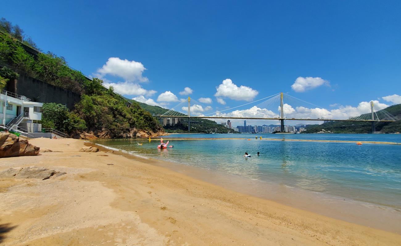 Photo de Hoi Mei Wan Beach avec sable beige de surface