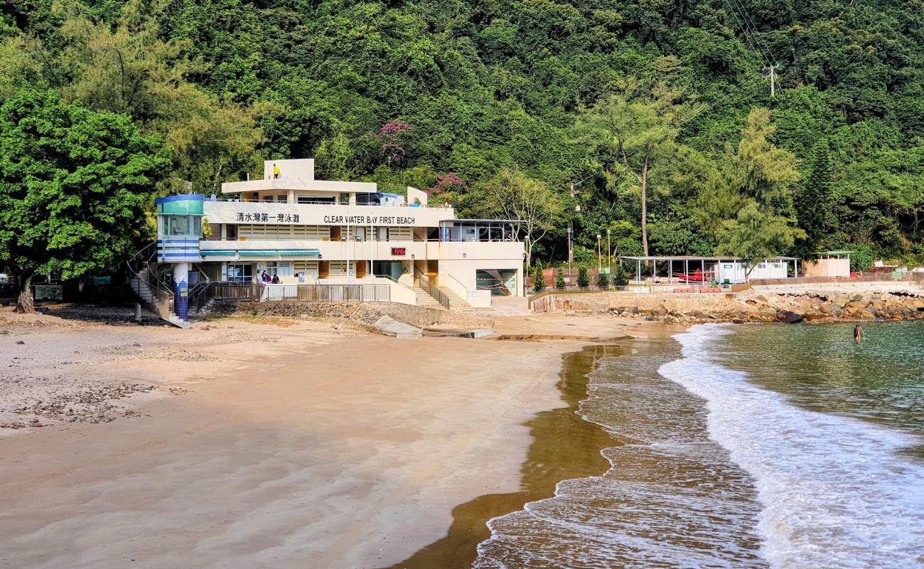 Photo de Clear Water Bay Beach avec sable beige & galets de surface