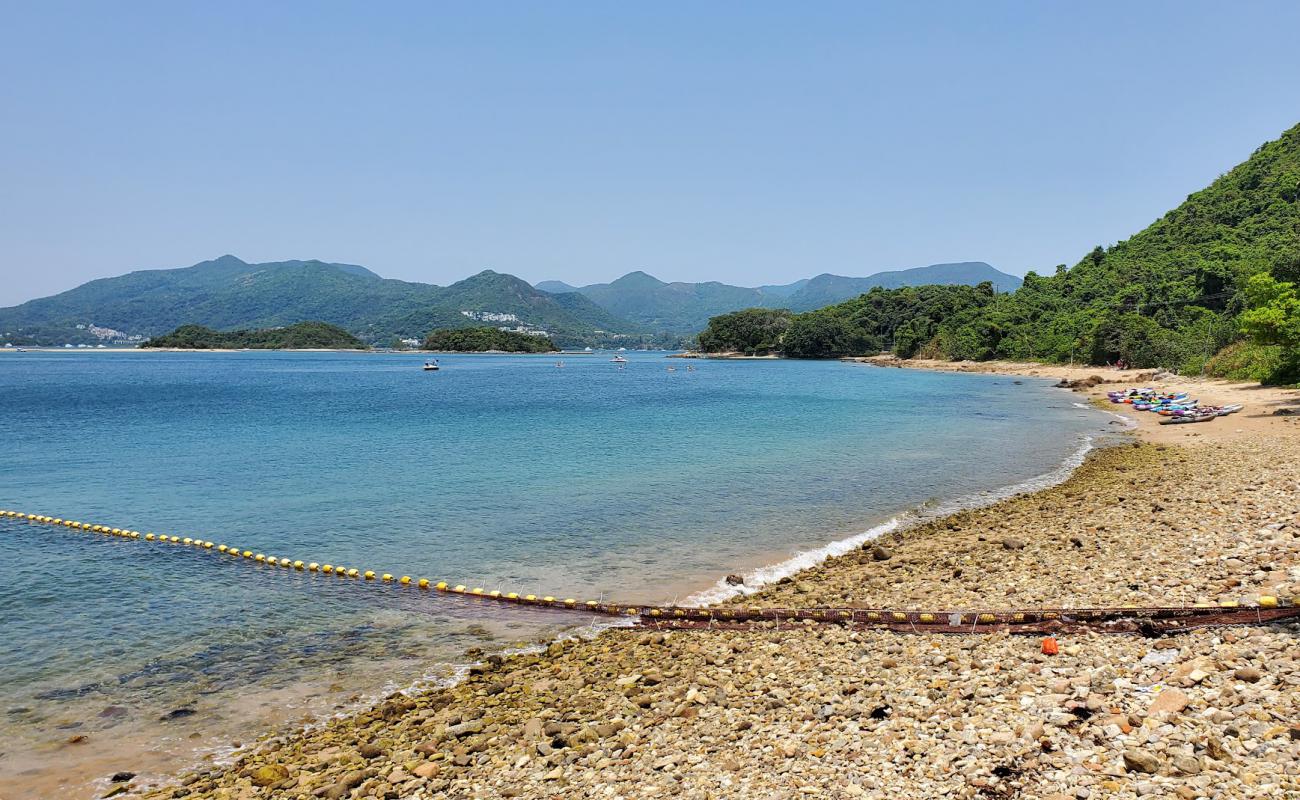 Photo de Kiu Tsui Beach avec sable beige & pierres de surface