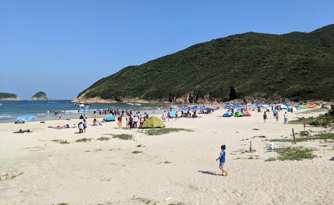 Photo de Sai Wan Beach avec sable beige de surface