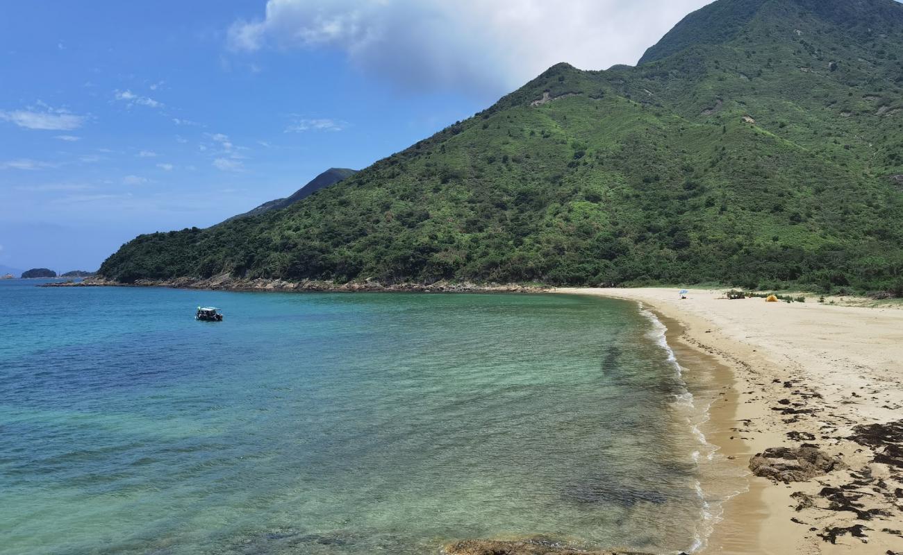 Photo de Nam She Wan beach avec sable lumineux de surface