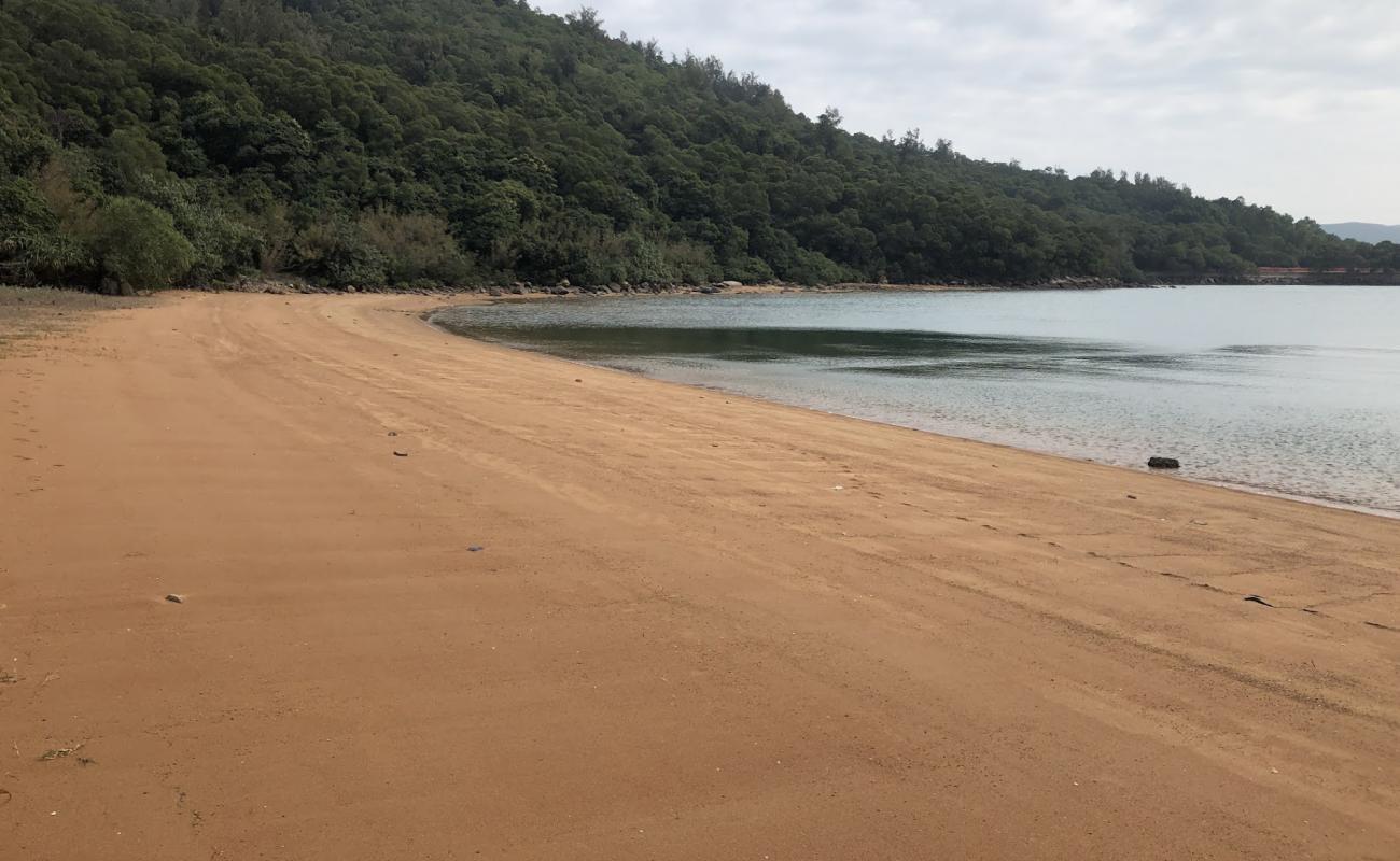 Photo de Wan Tsai Beach avec sable lumineux de surface