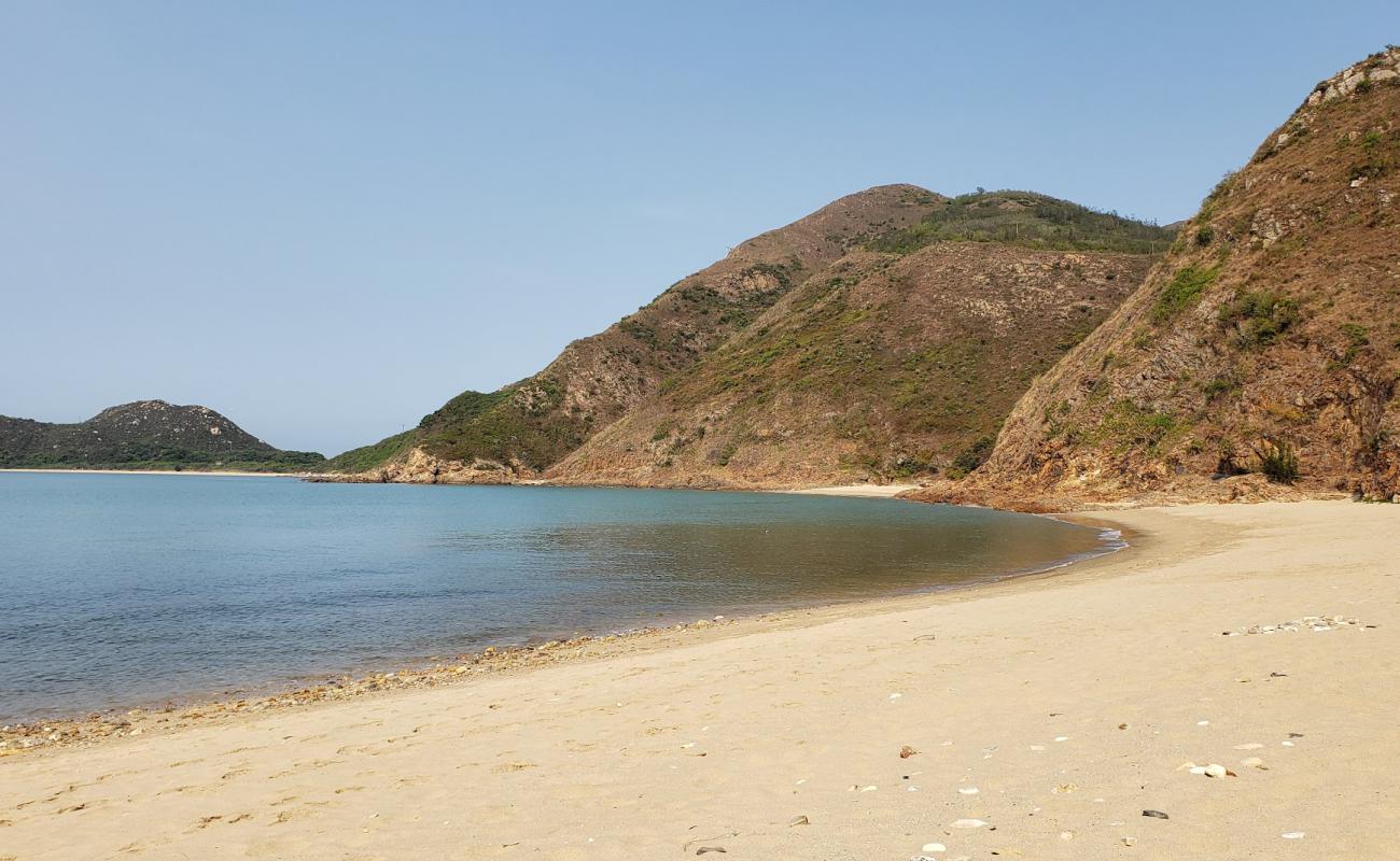 Photo de Kau Ling Chung Beach avec sable beige de surface