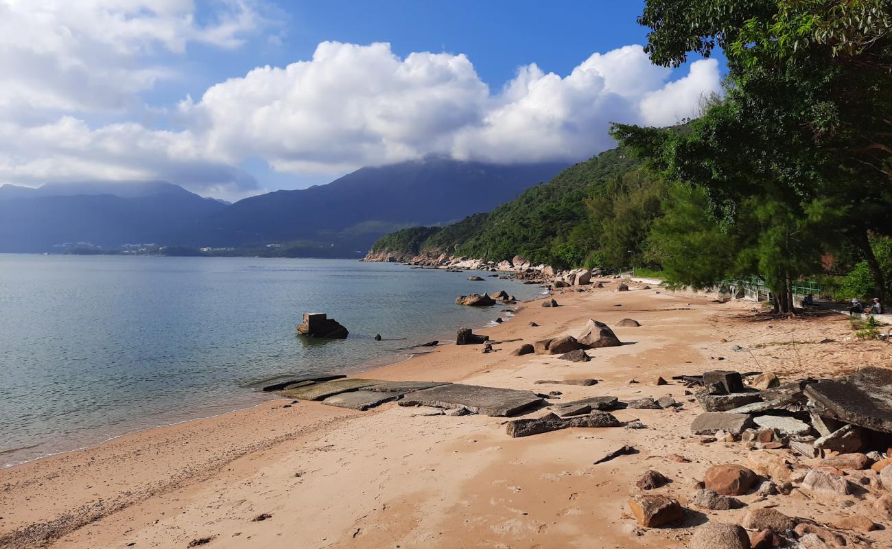 Photo de Mong Tung Wan avec sable beige de surface