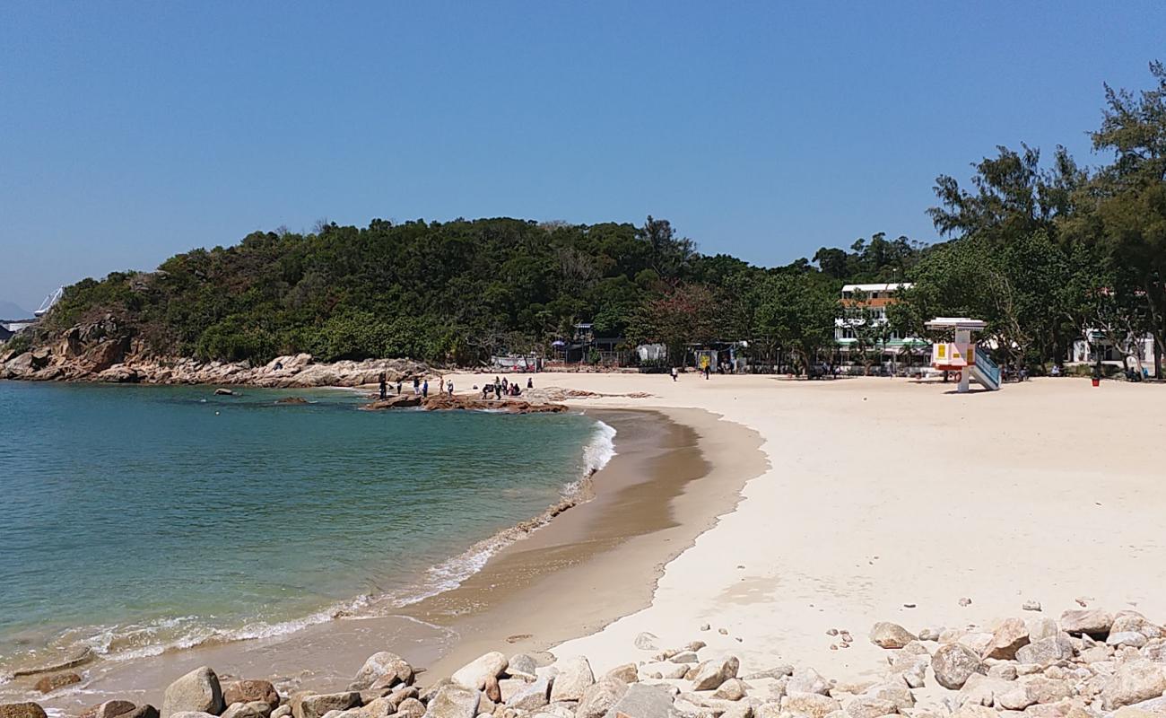 Photo de Hung Shing Yeh Beach avec sable lumineux de surface