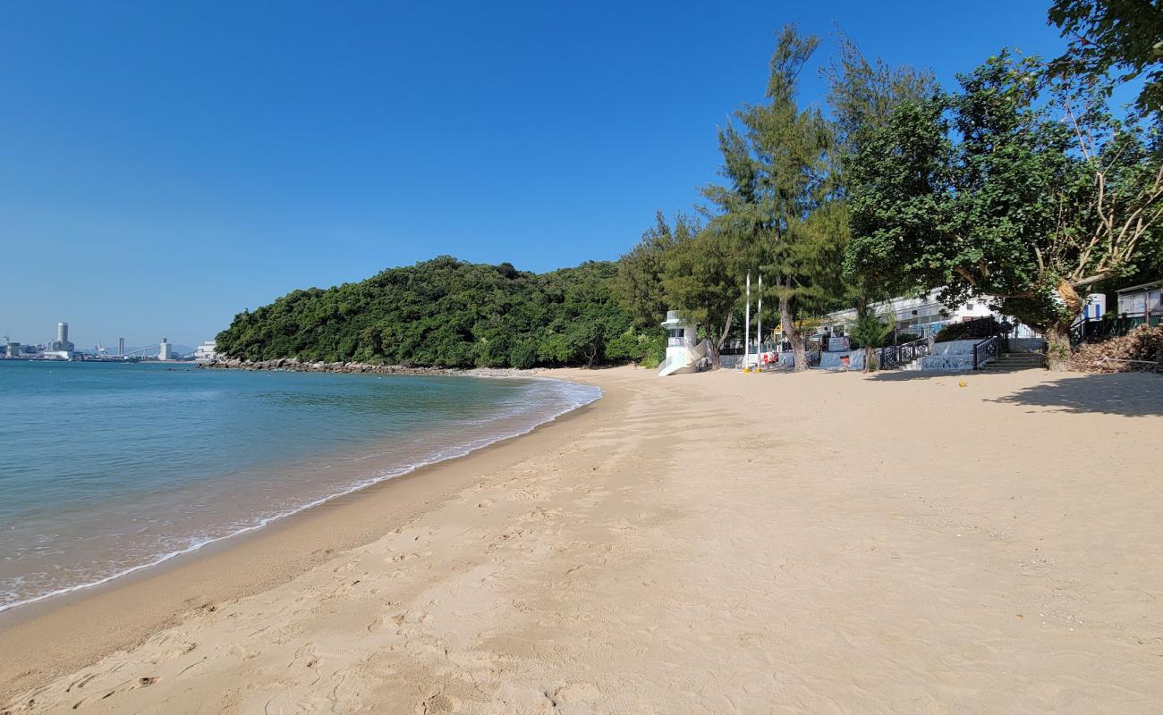 Photo de Lo So Shing Beach avec sable lumineux de surface