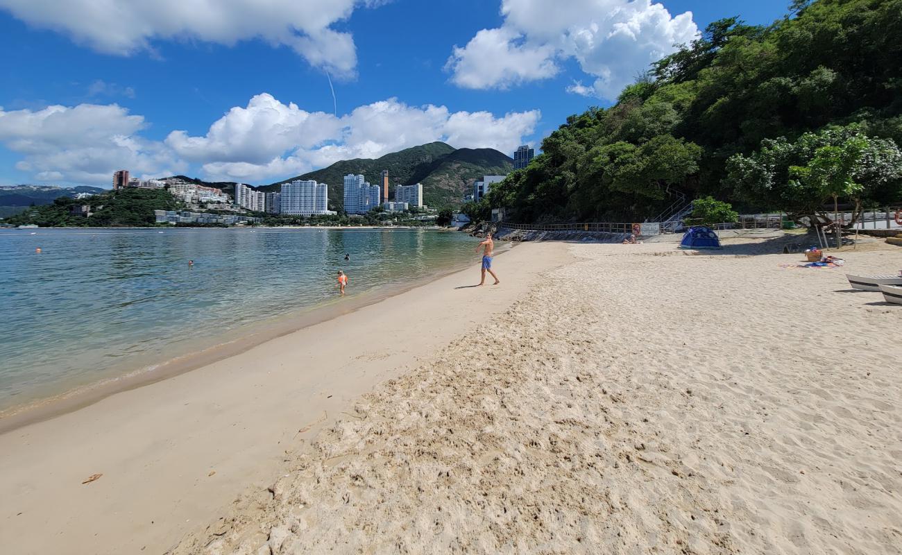 Photo de Middle Bay Beach avec sable beige de surface