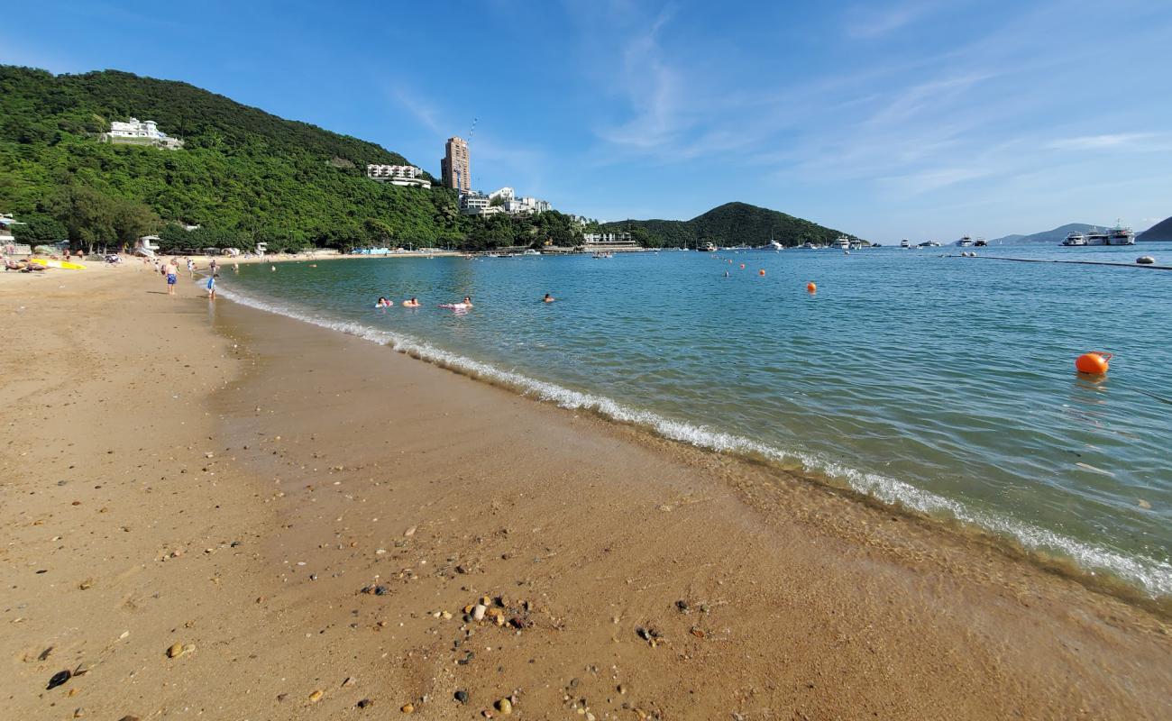 Photo de Deep Water Bay Beach avec sable beige de surface