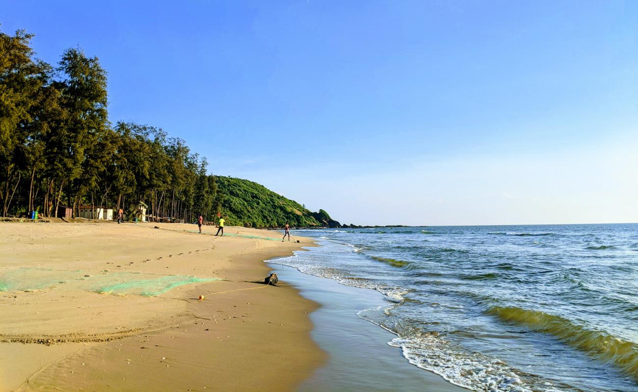 Photo de Querim Beach avec sable beige de surface