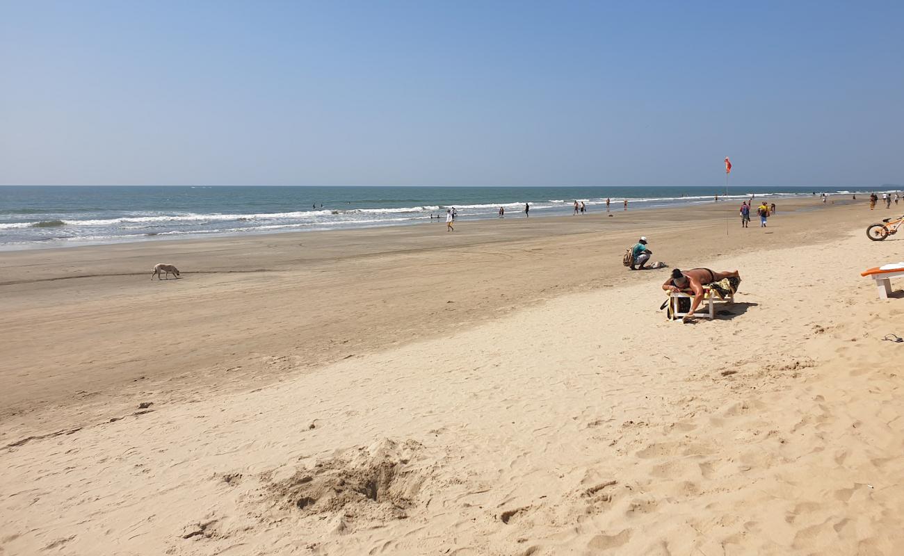 Photo de Mandrem Beach avec sable fin et lumineux de surface