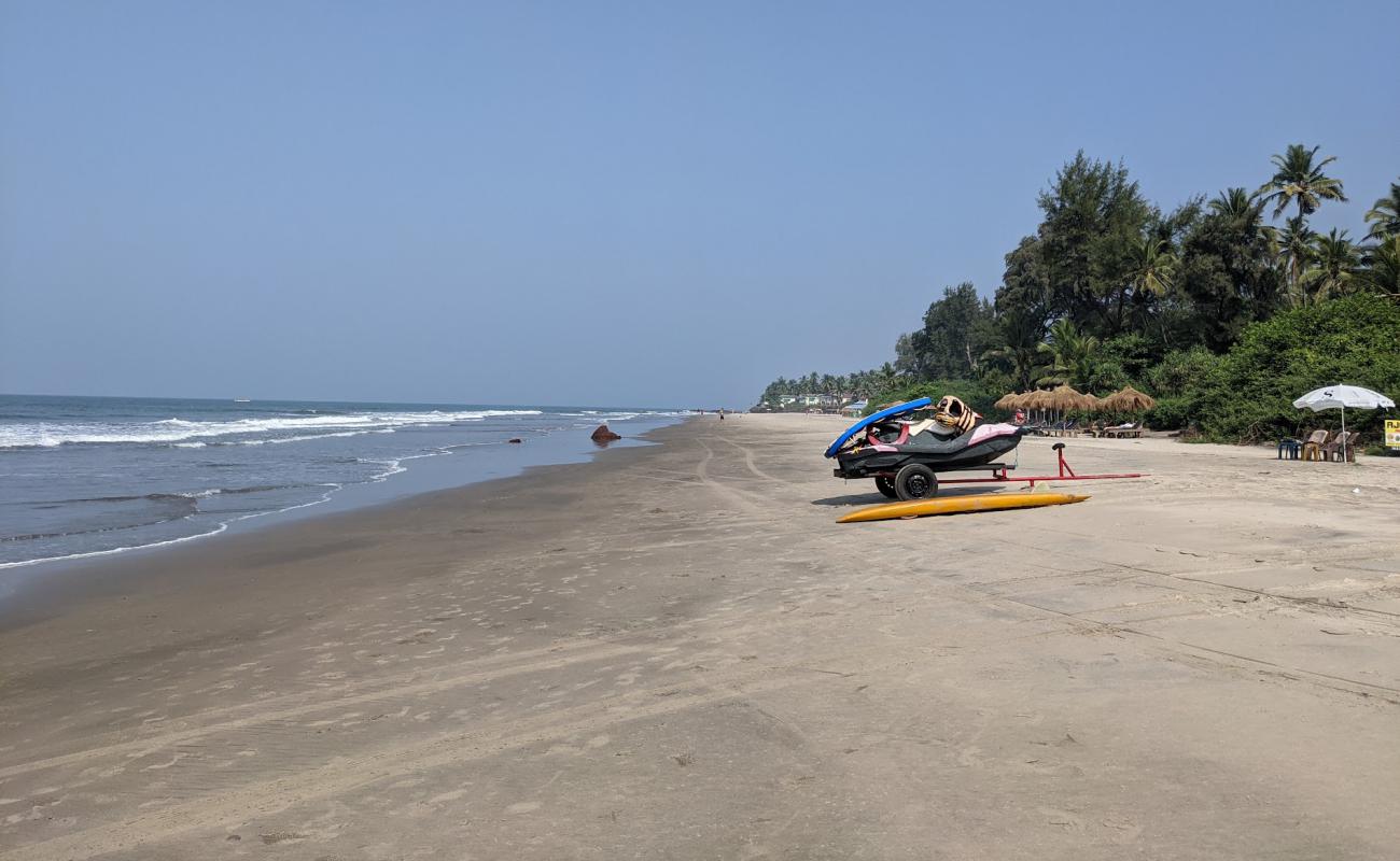 Photo de Ashvem Beach avec sable lumineux de surface