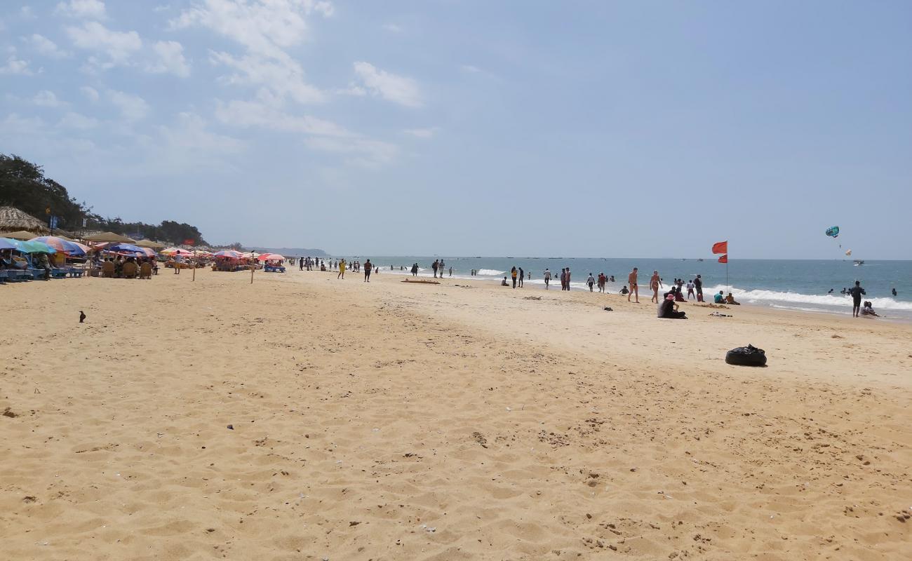 Photo de Baga Beach avec sable fin et lumineux de surface