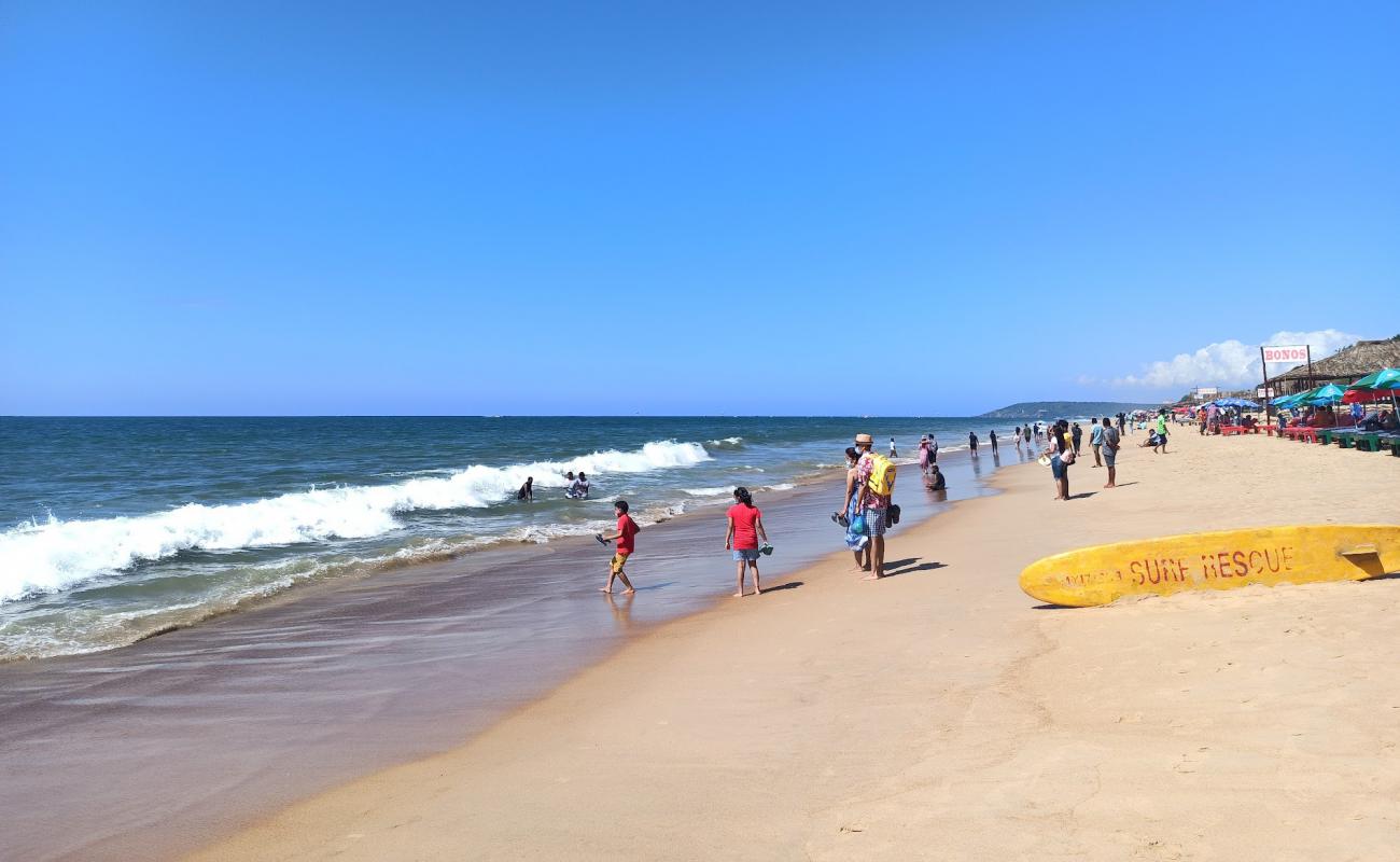 Photo de Candolim Beach avec sable lumineux de surface