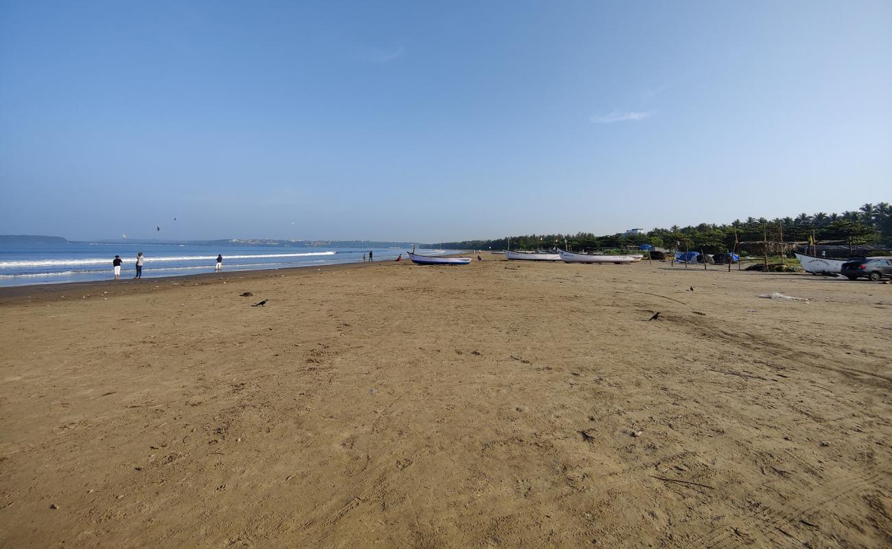 Photo de Caranzalem Beach avec sable lumineux de surface