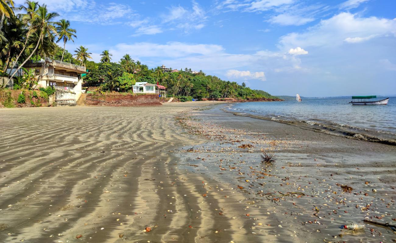 Photo de Dona Paula Beach avec sable lumineux de surface