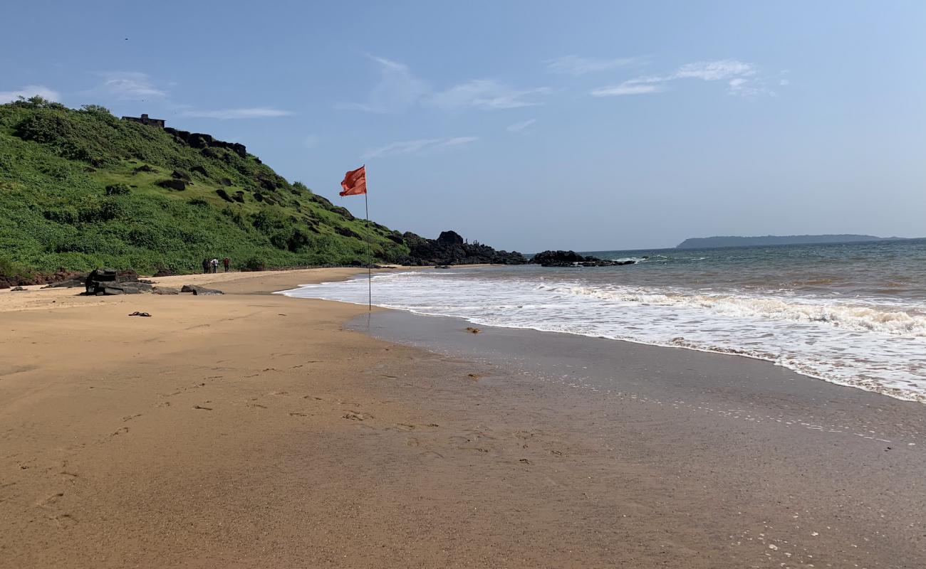 Photo de Grandmother's Hole Beach avec sable beige fin de surface