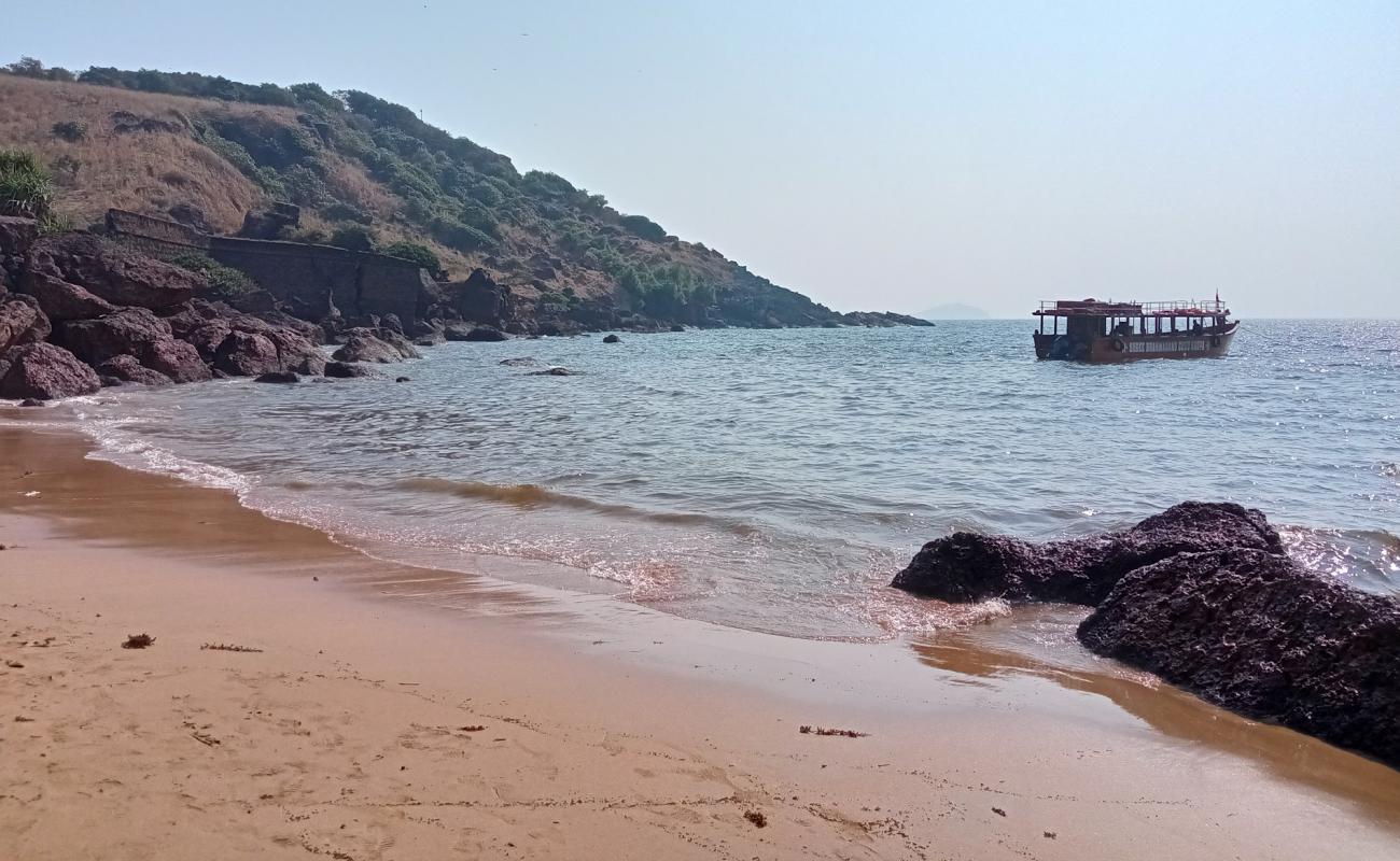 Photo de Monkey Beach avec sable beige de surface