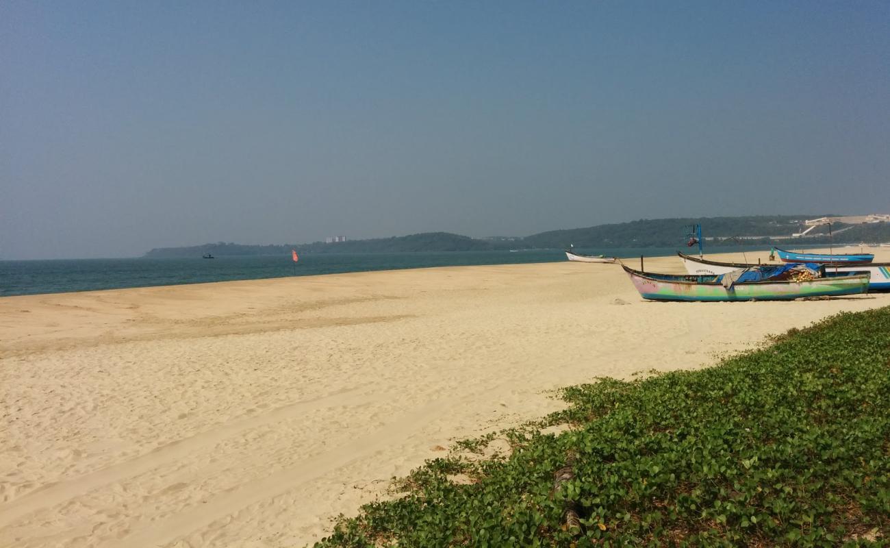 Photo de Velsao Beach avec sable lumineux de surface