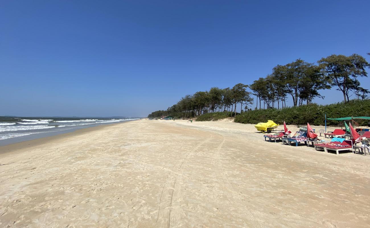 Photo de Betalbatim Beach avec sable beige de surface