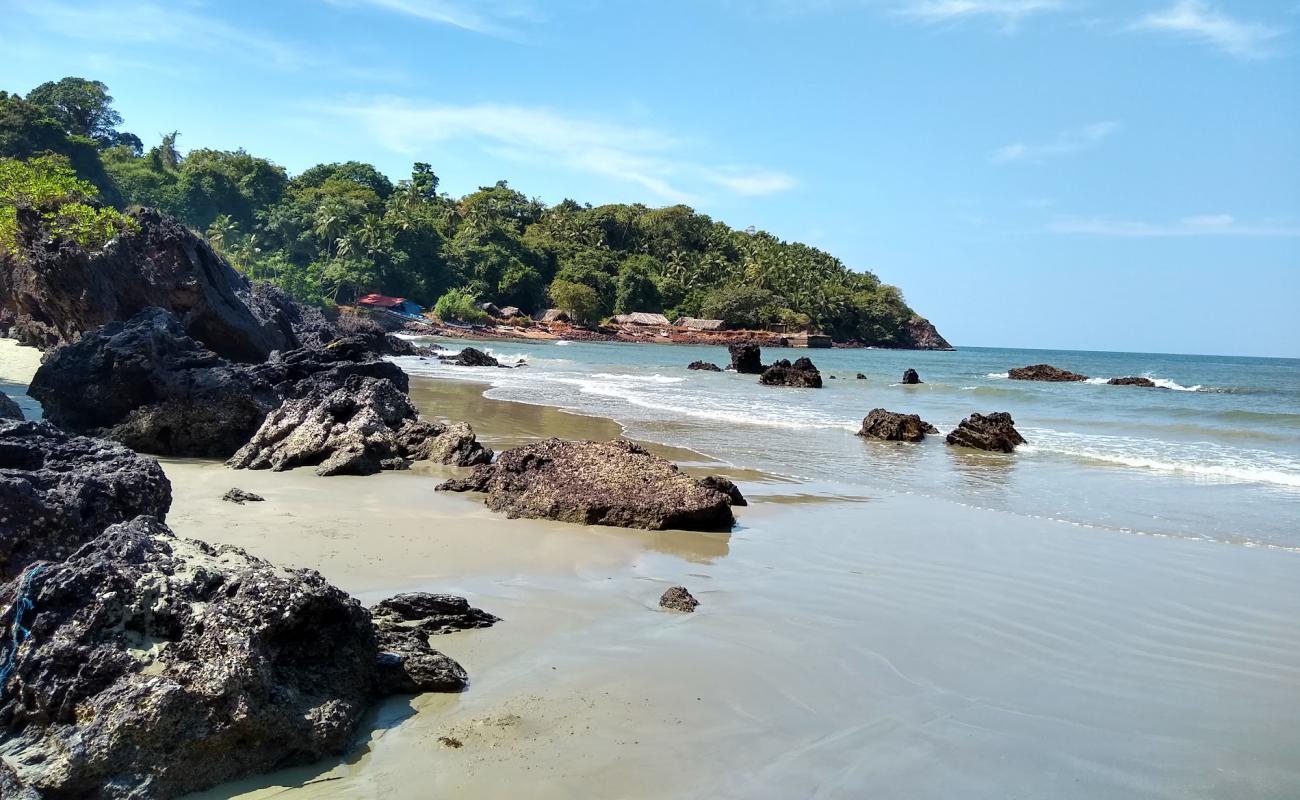Photo de Nuem Beach avec sable beige de surface