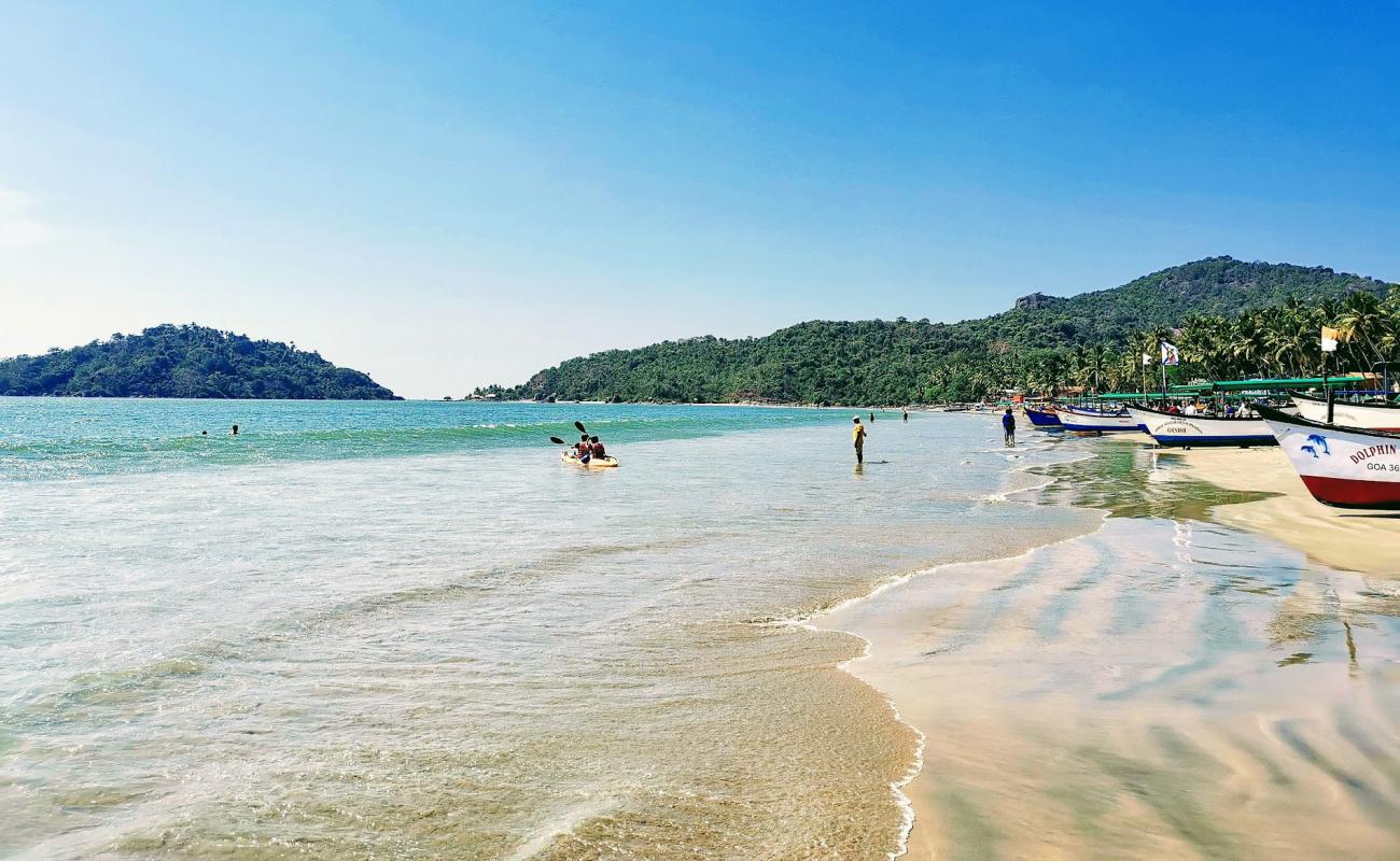 Photo de Palolem Beach avec sable beige fin de surface