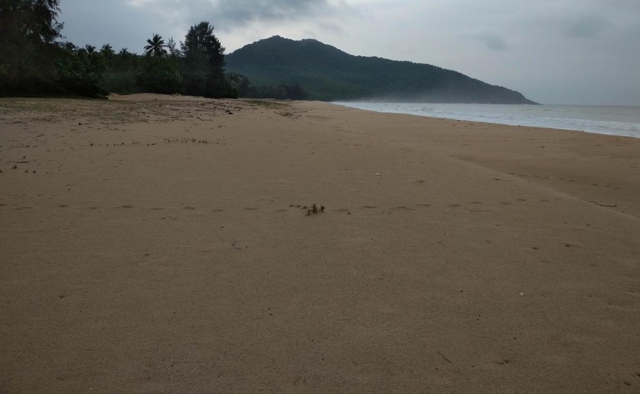 Photo de Mountain Beach avec sable beige de surface
