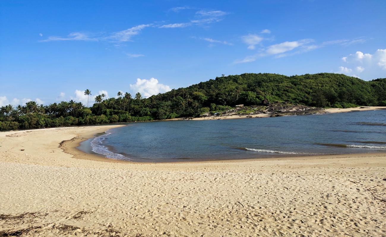 Photo de Keni Beach avec sable beige de surface