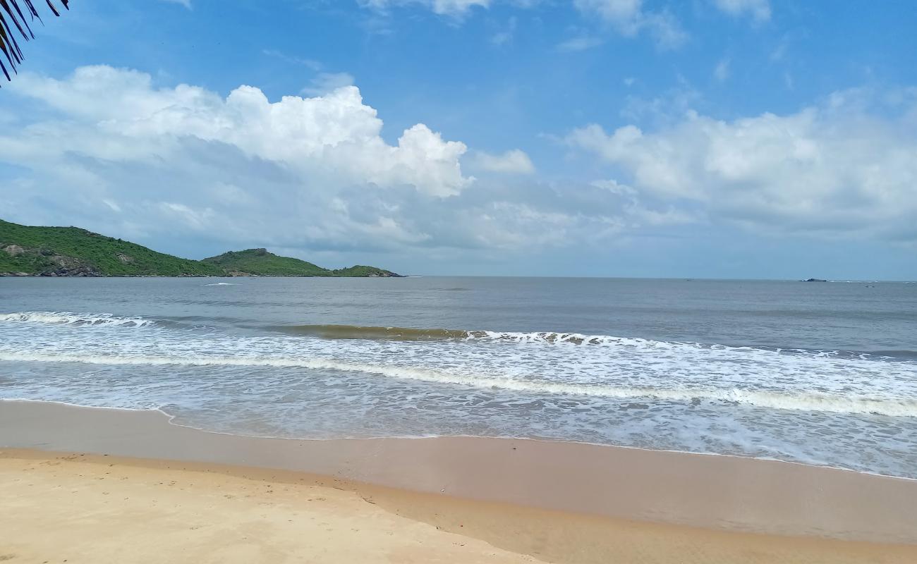 Photo de Belambar Beach avec sable clair avec caillou de surface