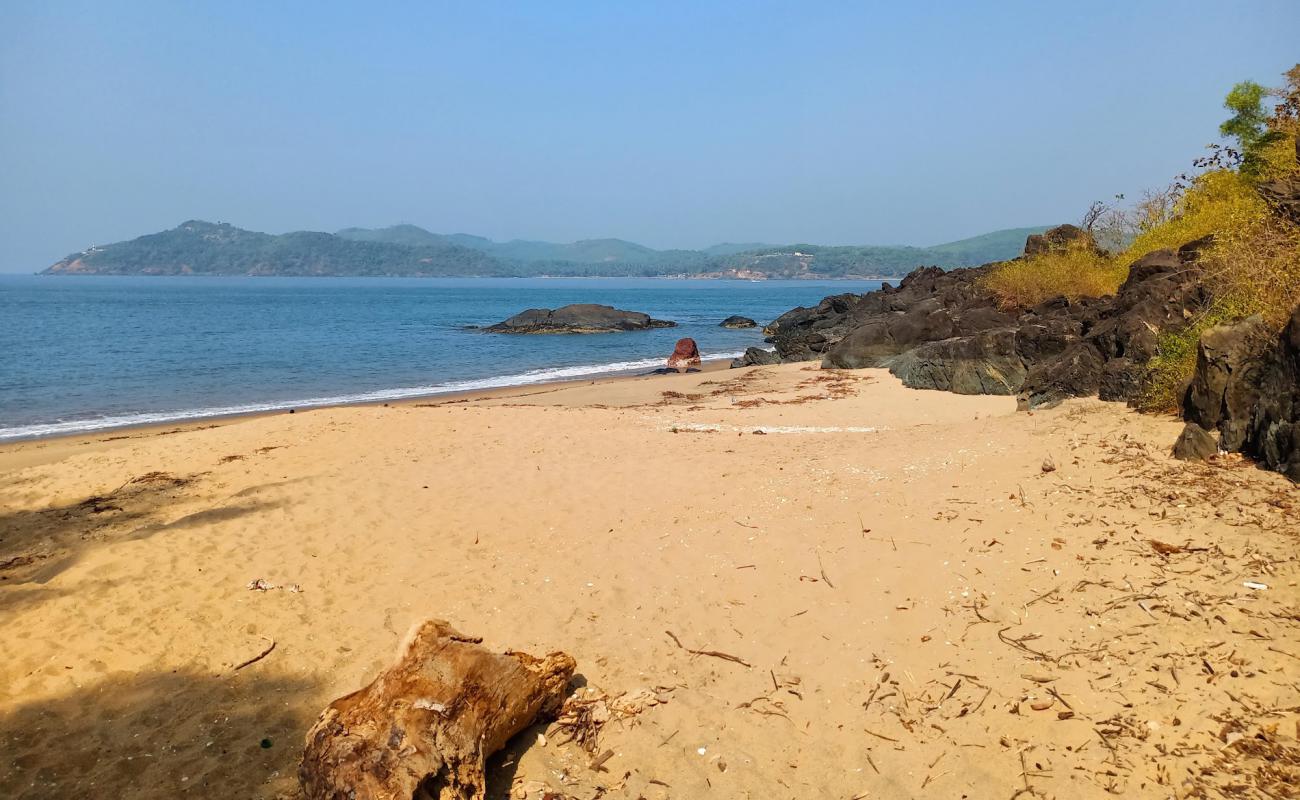 Photo de Kirubeli Cove avec sable beige de surface