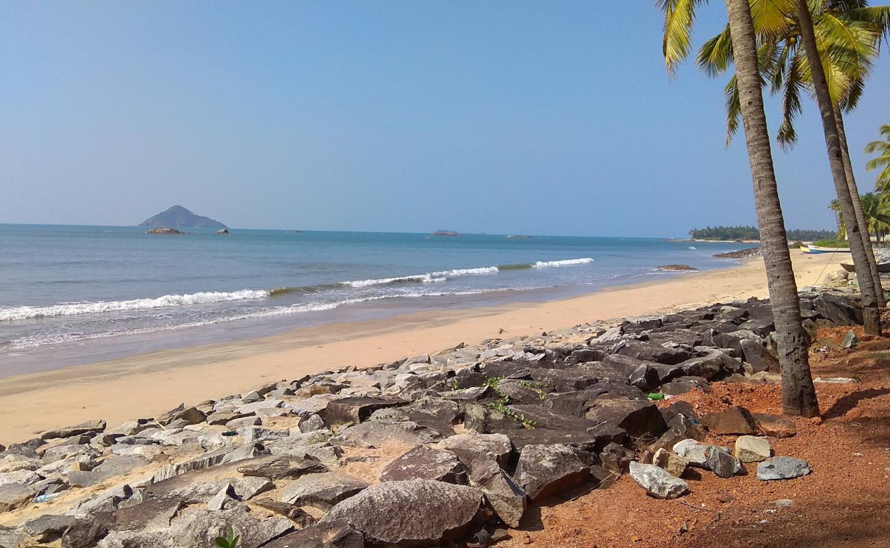 Photo de Jali Beach avec sable beige de surface