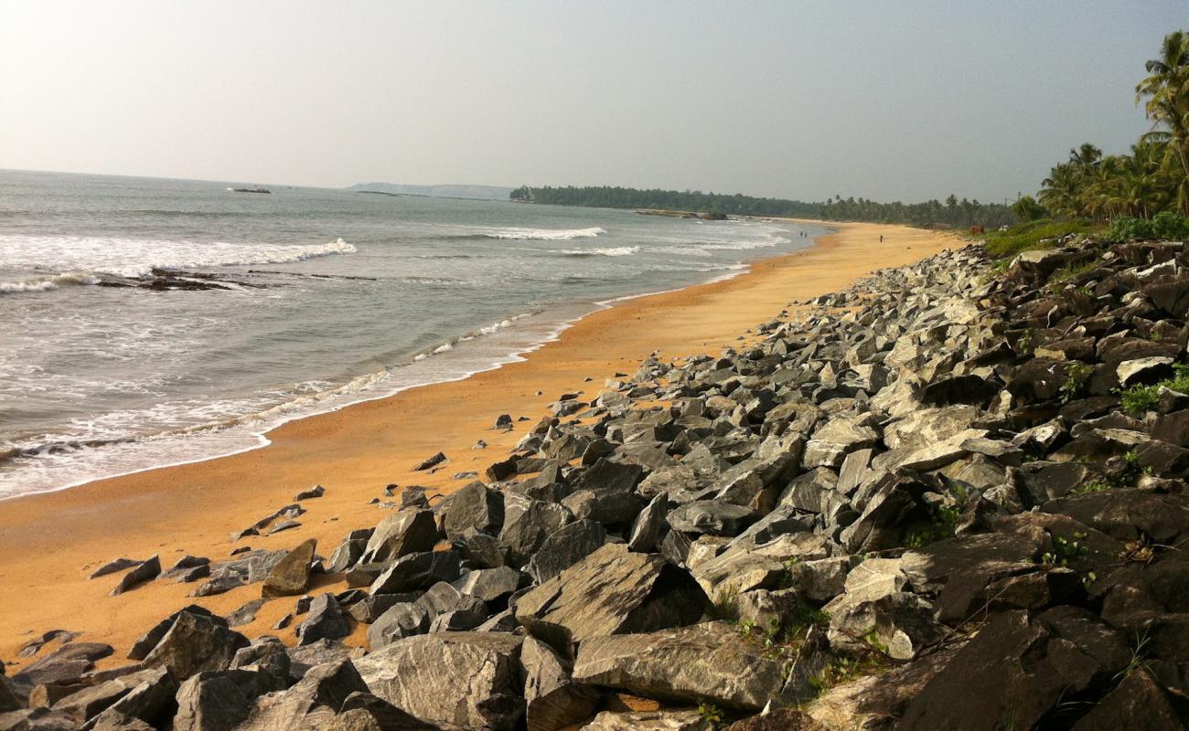 Photo de Shiruru Beach avec sable beige de surface