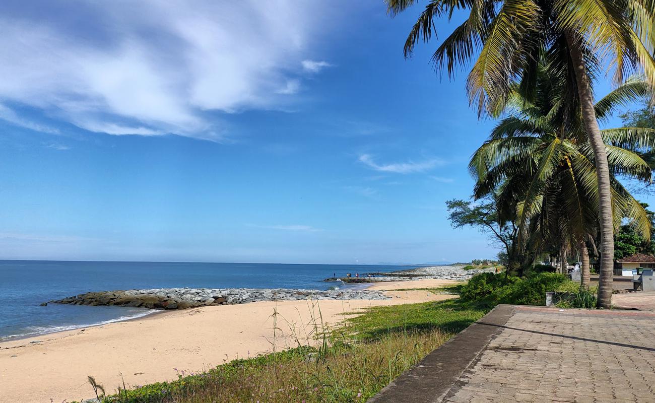 Photo de Maravanthe beach avec sable beige de surface